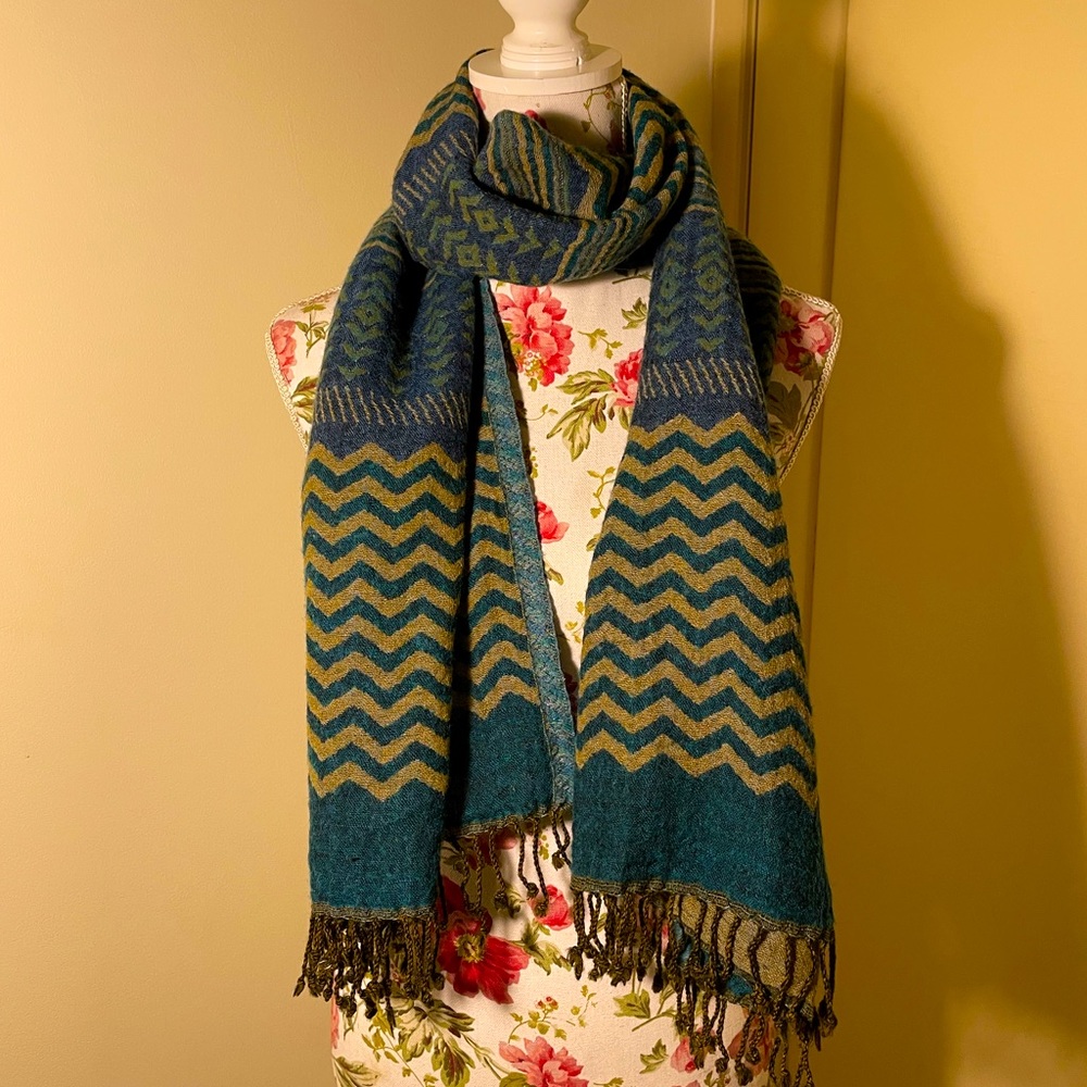 WESTSIDE | 100% Wool Stole/ Shawl | gorgeous chevron pattern - Picture 3 of 9
